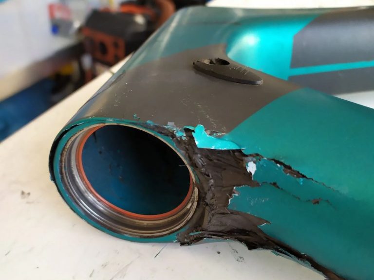 Nahaufnahme eines zerstrümmerten Steuerrohr eines Rennrad Carbonrahmens