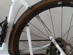 Nahaufnahme eines Fahrradhinterbaus mit einer ausgebrochenen Sattelstrebe