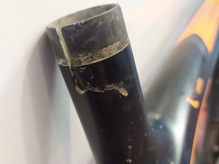 Nahaufnahme defektes Sattelrohr