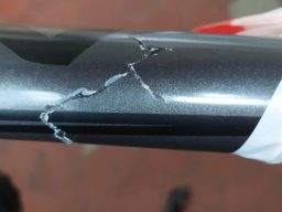 Nahaufnahme eines vollständen Oberrohrbruchs