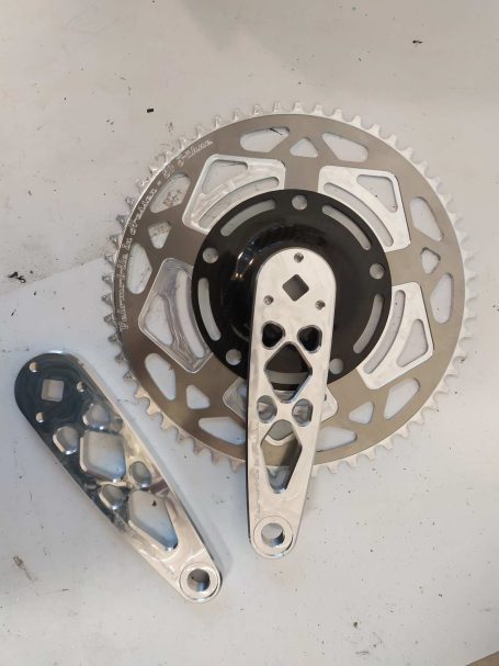 Zwei Fahrradkurbeln mit einer großen Kettenblatt und Carbon Spider